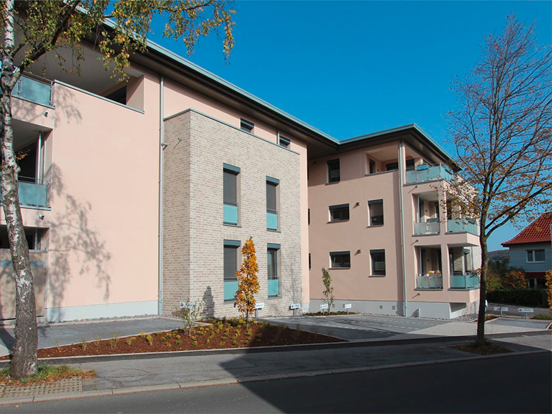 Fertig verputzte Fassade eines Mehrfamilienhauses in Iserlohn mit hochwertigem Außenputz und gepflegter Oberfläche.