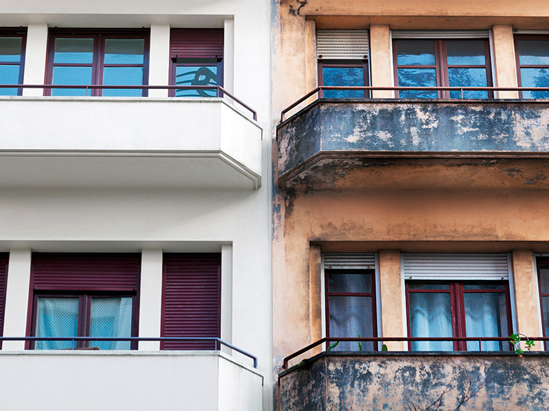 Vorher/Nachher-Ansicht einer Fassadensanierung eines Gebäudes, das von außen renoviert wird.
