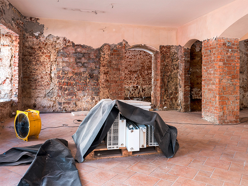 Renovierung eines Innenraums: Arbeiten an den Wänden während der Sanierung eines Hauses in Iserlohn.