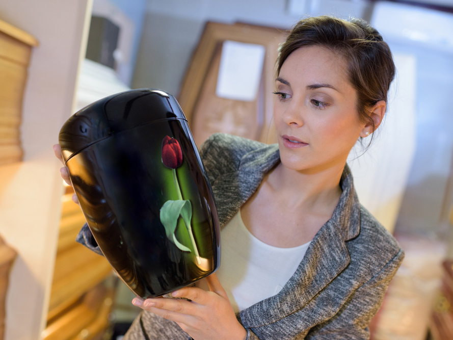 Frau kauft eine Urne im Bestattungsladen