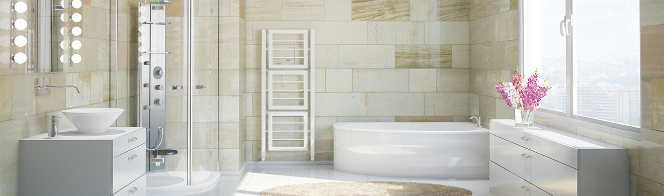 Moderne Duschtrennwand aus Glas in einem hellen Badezimmer in Iserlohn mit bodengleicher Dusche und eleganter Optik.