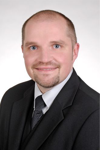 Stephan Schnabel, Inhaber eines Bestattungshauses in Iserlohn, im seriösen Portrait mit freundlichem Blick.