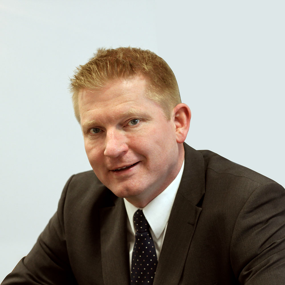 Portraitfoto von Rechtsanwalt Krepcke aus Menden, spezialisiert auf notarielle Leistungen und Unterstützung beim Hausverkauf.