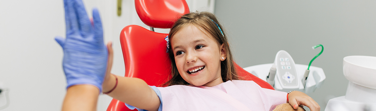 Kleines Mädchen, das beim Kinderzahnarzt Iserlohn behandelt wird.
