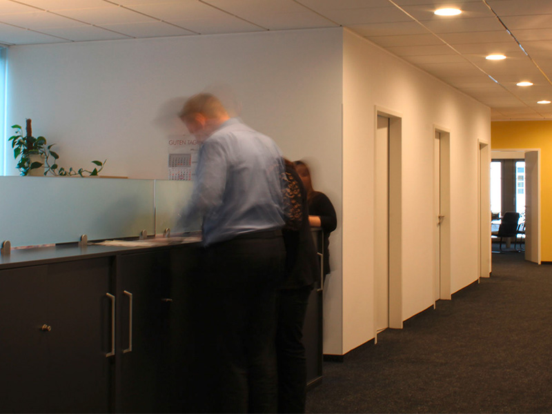 Moderner Empfangsbereich der Kanzlei Krepcke und Partner in Menden mit freundlicher Atmosphäre für Mandanten.