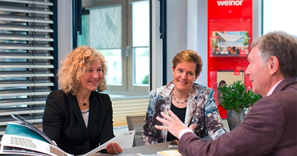 Beratungsgespräch bei Rolladen Brey: Ehepaar Brey erklärt Kundin Markisenvarianten und Kaufoptionen, persönliche Markisen Kaufberatung in Iserlohn.