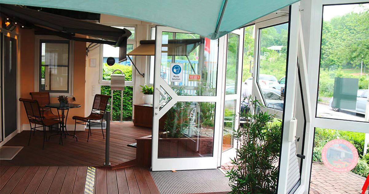 Ausstellungsraum bei Rolladen Brey in Iserlohn mit verschiedenen Markisen Displays und Sonnenschutzlösungen im Indoor Outdoor Bereich.
