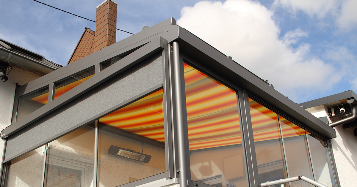 Moderner Wintergarten mit eleganter Markise zur Beschattung und Sonnenschutz, Terrasse und Glasdach, komfortable Außenraumgestaltung im Wohnbereich.